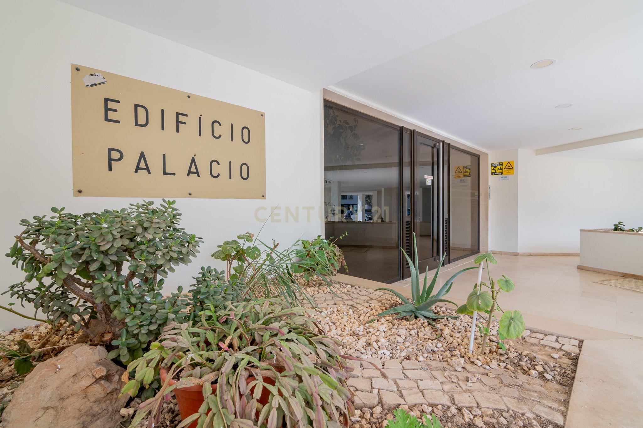 NÃO PERCA ESTA GRANDE OPORTUNIDADE! APARTAMENTO AMPLO, COM MARQUISE FECHADA MUITO BEM LOCALIZADO NO CENTRO DE PORTIMÃO PRÓXIMO DE TODAS AS COMODIDADES E SERVIÇOS E A POUCOS MINUTOS DAS PRAIAS! - Image 9