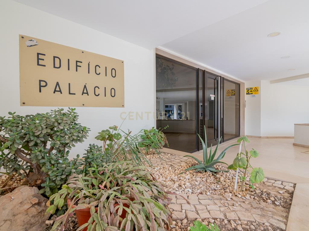NÃO PERCA ESTA GRANDE OPORTUNIDADE! APARTAMENTO AMPLO, COM MARQUISE FECHADA MUITO BEM LOCALIZADO NO CENTRO DE PORTIMÃO PRÓXIMO DE TODAS AS COMODIDADES E SERVIÇOS E A POUCOS MINUTOS DAS PRAIAS! - Image 9