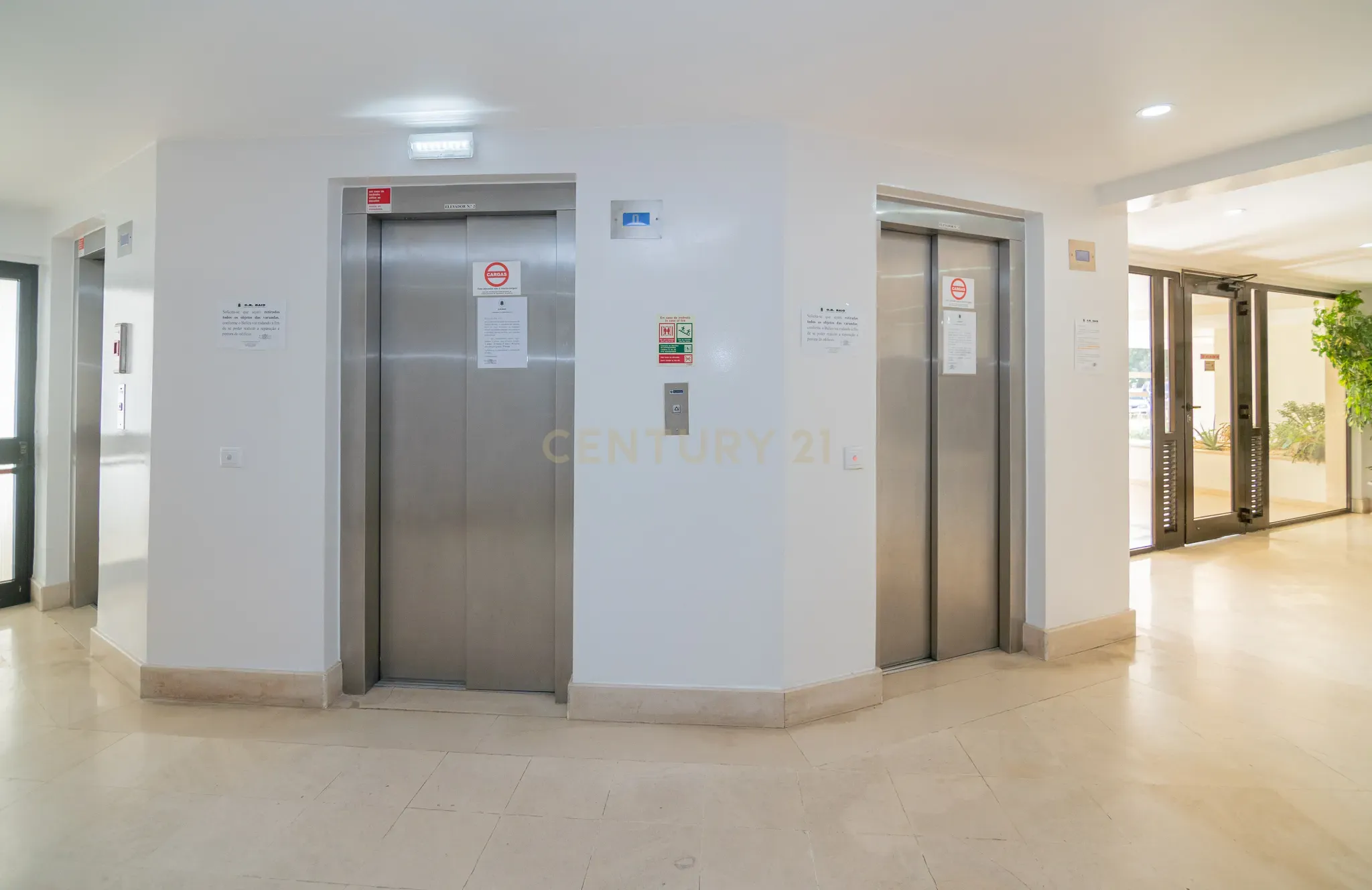 NÃO PERCA ESTA GRANDE OPORTUNIDADE! APARTAMENTO AMPLO, COM MARQUISE FECHADA MUITO BEM LOCALIZADO NO CENTRO DE PORTIMÃO PRÓXIMO DE TODAS AS COMODIDADES E SERVIÇOS E A POUCOS MINUTOS DAS PRAIAS! - Image 13