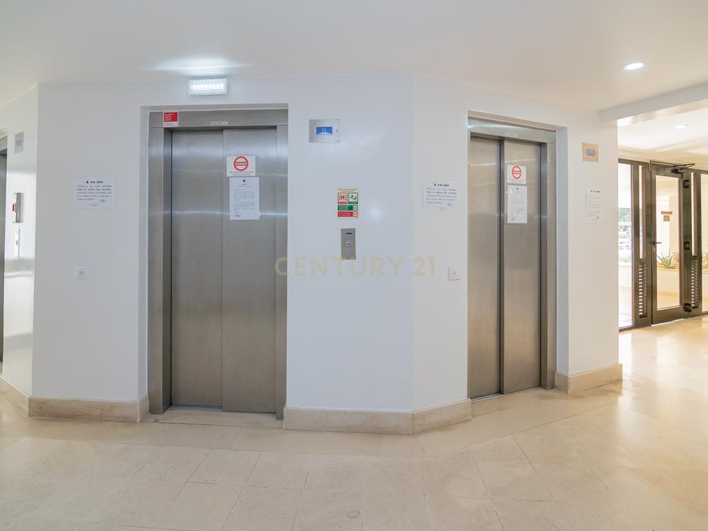 NÃO PERCA ESTA GRANDE OPORTUNIDADE! APARTAMENTO AMPLO, COM MARQUISE FECHADA MUITO BEM LOCALIZADO NO CENTRO DE PORTIMÃO PRÓXIMO DE TODAS AS COMODIDADES E SERVIÇOS E A POUCOS MINUTOS DAS PRAIAS! - Image 13