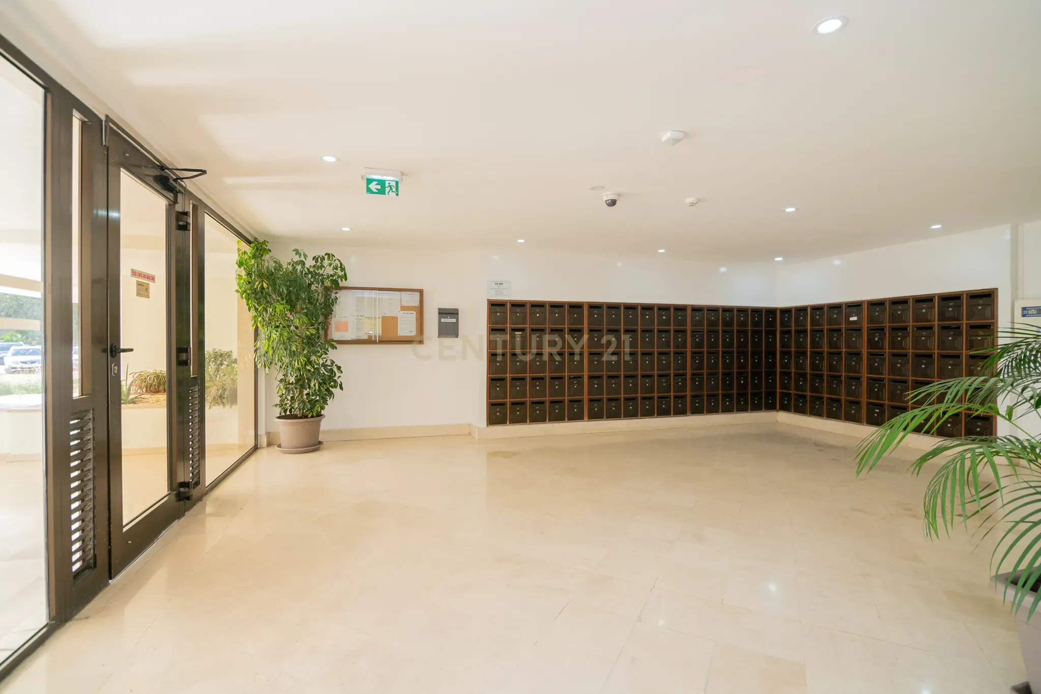 NÃO PERCA ESTA GRANDE OPORTUNIDADE! APARTAMENTO AMPLO, COM MARQUISE FECHADA MUITO BEM LOCALIZADO NO CENTRO DE PORTIMÃO PRÓXIMO DE TODAS AS COMODIDADES E SERVIÇOS E A POUCOS MINUTOS DAS PRAIAS! - Image 11