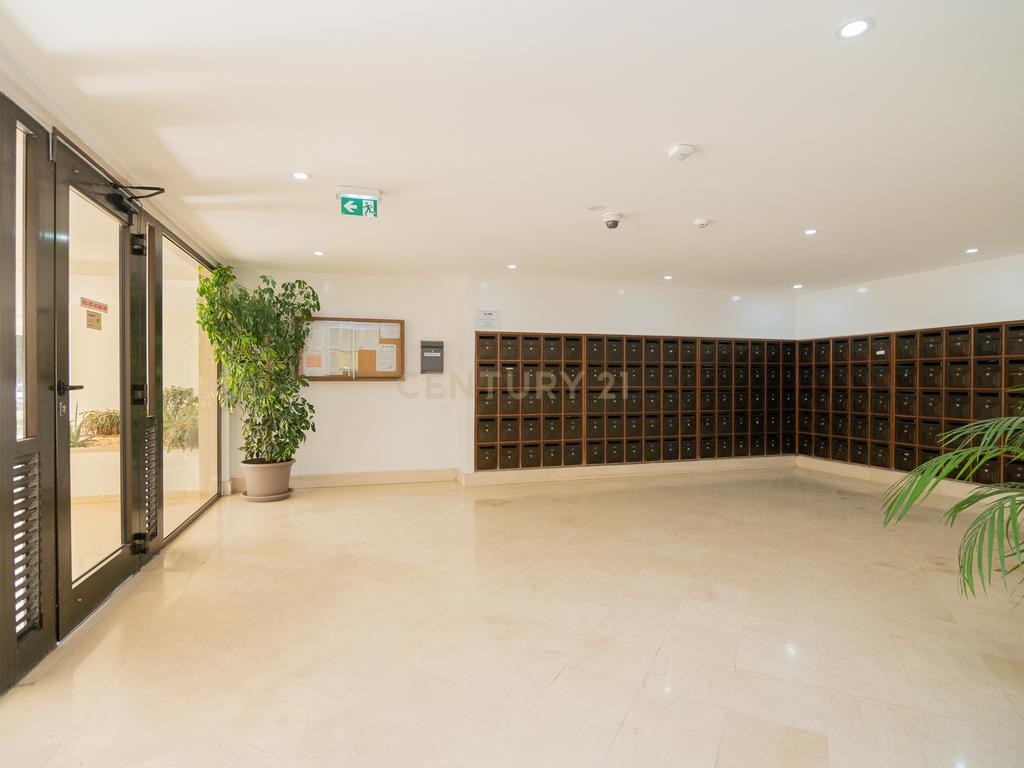 NÃO PERCA ESTA GRANDE OPORTUNIDADE! APARTAMENTO AMPLO, COM MARQUISE FECHADA MUITO BEM LOCALIZADO NO CENTRO DE PORTIMÃO PRÓXIMO DE TODAS AS COMODIDADES E SERVIÇOS E A POUCOS MINUTOS DAS PRAIAS! - Image 11