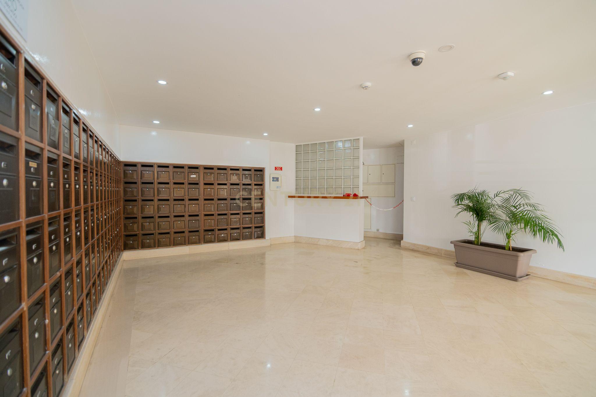 NÃO PERCA ESTA GRANDE OPORTUNIDADE! APARTAMENTO AMPLO, COM MARQUISE FECHADA MUITO BEM LOCALIZADO NO CENTRO DE PORTIMÃO PRÓXIMO DE TODAS AS COMODIDADES E SERVIÇOS E A POUCOS MINUTOS DAS PRAIAS! - Image 12