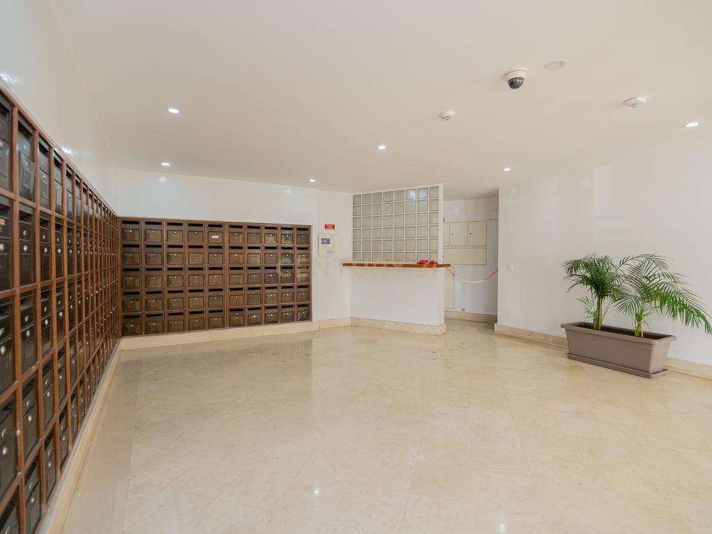 NÃO PERCA ESTA GRANDE OPORTUNIDADE! APARTAMENTO AMPLO, COM MARQUISE FECHADA MUITO BEM LOCALIZADO NO CENTRO DE PORTIMÃO PRÓXIMO DE TODAS AS COMODIDADES E SERVIÇOS E A POUCOS MINUTOS DAS PRAIAS! - Image 12