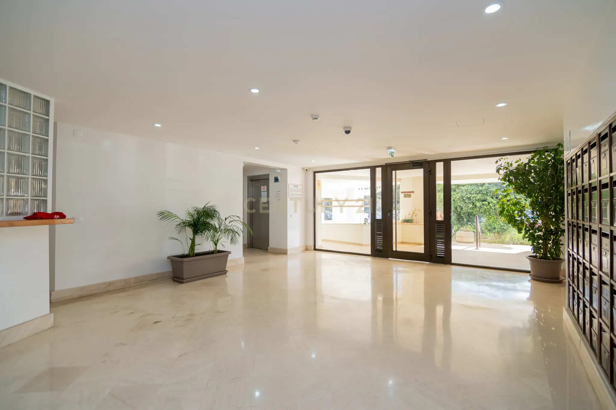 NÃO PERCA ESTA GRANDE OPORTUNIDADE! APARTAMENTO AMPLO, COM MARQUISE FECHADA MUITO BEM LOCALIZADO NO CENTRO DE PORTIMÃO PRÓXIMO DE TODAS AS COMODIDADES E SERVIÇOS E A POUCOS MINUTOS DAS PRAIAS! - Image 10