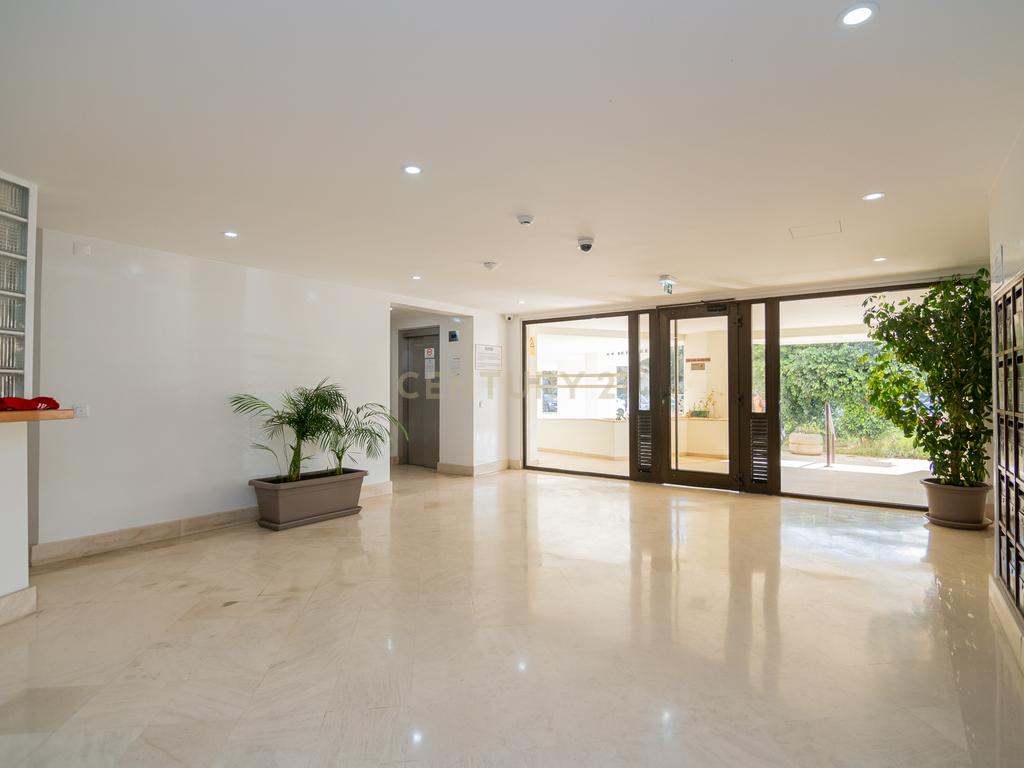 NÃO PERCA ESTA GRANDE OPORTUNIDADE! APARTAMENTO AMPLO, COM MARQUISE FECHADA MUITO BEM LOCALIZADO NO CENTRO DE PORTIMÃO PRÓXIMO DE TODAS AS COMODIDADES E SERVIÇOS E A POUCOS MINUTOS DAS PRAIAS! - Image 10