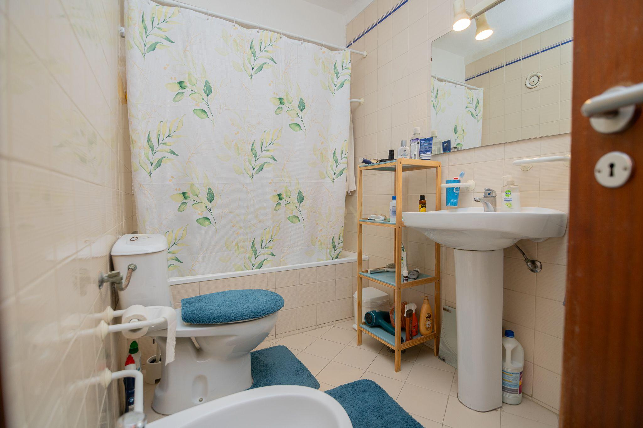 NÃO PERCA ESTA GRANDE OPORTUNIDADE! APARTAMENTO AMPLO, COM MARQUISE FECHADA MUITO BEM LOCALIZADO NO CENTRO DE PORTIMÃO PRÓXIMO DE TODAS AS COMODIDADES E SERVIÇOS E A POUCOS MINUTOS DAS PRAIAS! - Image 23