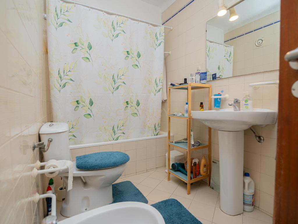 NÃO PERCA ESTA GRANDE OPORTUNIDADE! APARTAMENTO AMPLO, COM MARQUISE FECHADA MUITO BEM LOCALIZADO NO CENTRO DE PORTIMÃO PRÓXIMO DE TODAS AS COMODIDADES E SERVIÇOS E A POUCOS MINUTOS DAS PRAIAS! - Image 23