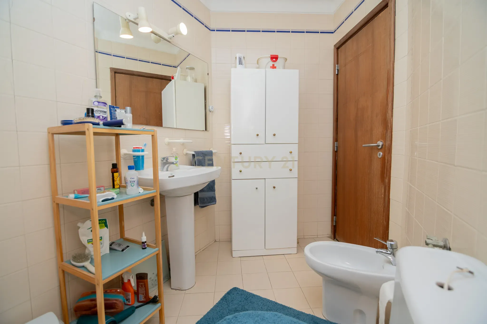 NÃO PERCA ESTA GRANDE OPORTUNIDADE! APARTAMENTO AMPLO, COM MARQUISE FECHADA MUITO BEM LOCALIZADO NO CENTRO DE PORTIMÃO PRÓXIMO DE TODAS AS COMODIDADES E SERVIÇOS E A POUCOS MINUTOS DAS PRAIAS! - Image 24