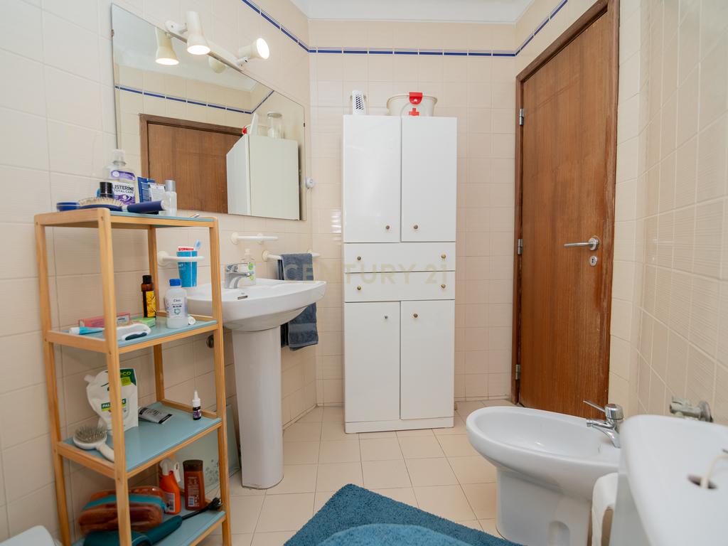 NÃO PERCA ESTA GRANDE OPORTUNIDADE! APARTAMENTO AMPLO, COM MARQUISE FECHADA MUITO BEM LOCALIZADO NO CENTRO DE PORTIMÃO PRÓXIMO DE TODAS AS COMODIDADES E SERVIÇOS E A POUCOS MINUTOS DAS PRAIAS! - Image 24