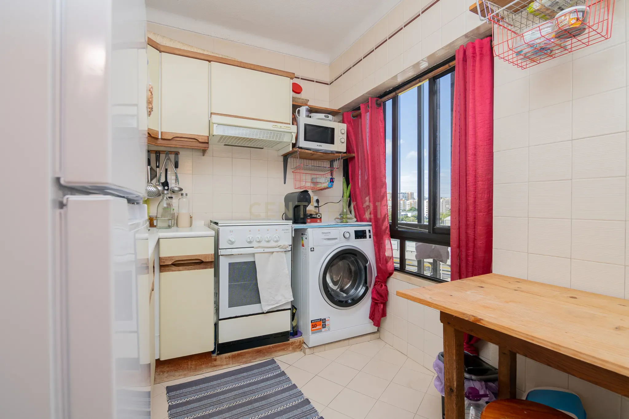 NÃO PERCA ESTA GRANDE OPORTUNIDADE! APARTAMENTO AMPLO, COM MARQUISE FECHADA MUITO BEM LOCALIZADO NO CENTRO DE PORTIMÃO PRÓXIMO DE TODAS AS COMODIDADES E SERVIÇOS E A POUCOS MINUTOS DAS PRAIAS! - Image 21