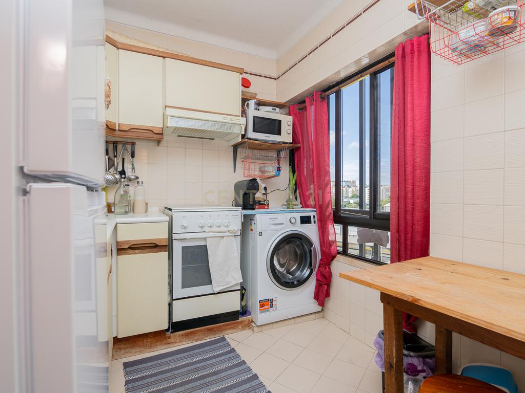 NÃO PERCA ESTA GRANDE OPORTUNIDADE! APARTAMENTO AMPLO, COM MARQUISE FECHADA MUITO BEM LOCALIZADO NO CENTRO DE PORTIMÃO PRÓXIMO DE TODAS AS COMODIDADES E SERVIÇOS E A POUCOS MINUTOS DAS PRAIAS! - Image 21