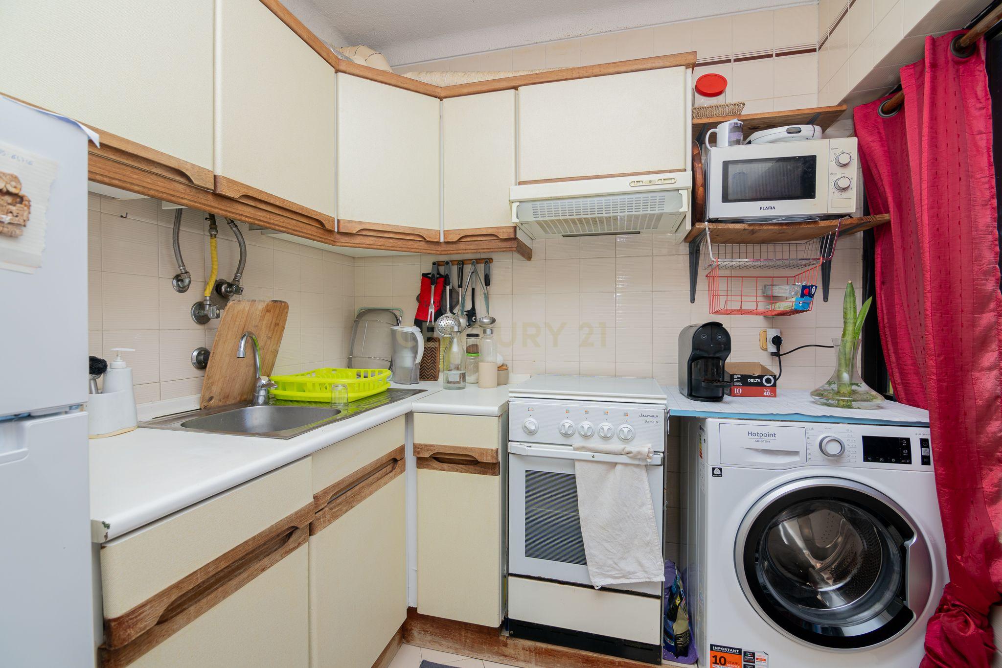 NÃO PERCA ESTA GRANDE OPORTUNIDADE! APARTAMENTO AMPLO, COM MARQUISE FECHADA MUITO BEM LOCALIZADO NO CENTRO DE PORTIMÃO PRÓXIMO DE TODAS AS COMODIDADES E SERVIÇOS E A POUCOS MINUTOS DAS PRAIAS! - Image 22