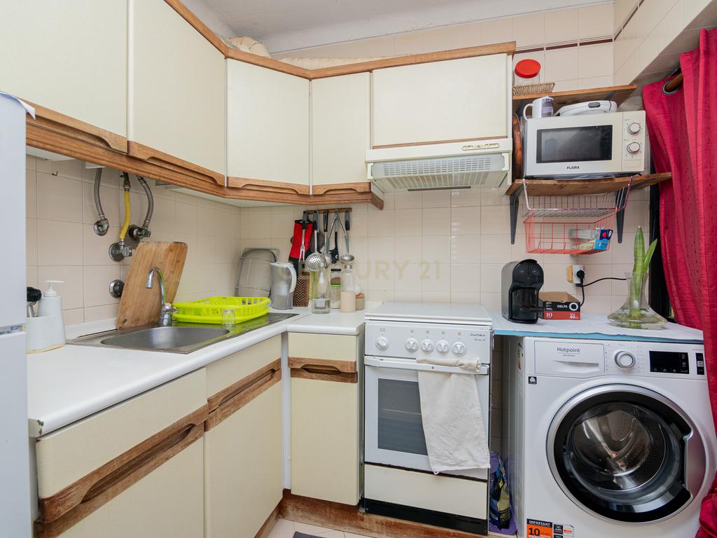 NÃO PERCA ESTA GRANDE OPORTUNIDADE! APARTAMENTO AMPLO, COM MARQUISE FECHADA MUITO BEM LOCALIZADO NO CENTRO DE PORTIMÃO PRÓXIMO DE TODAS AS COMODIDADES E SERVIÇOS E A POUCOS MINUTOS DAS PRAIAS! - Image 22