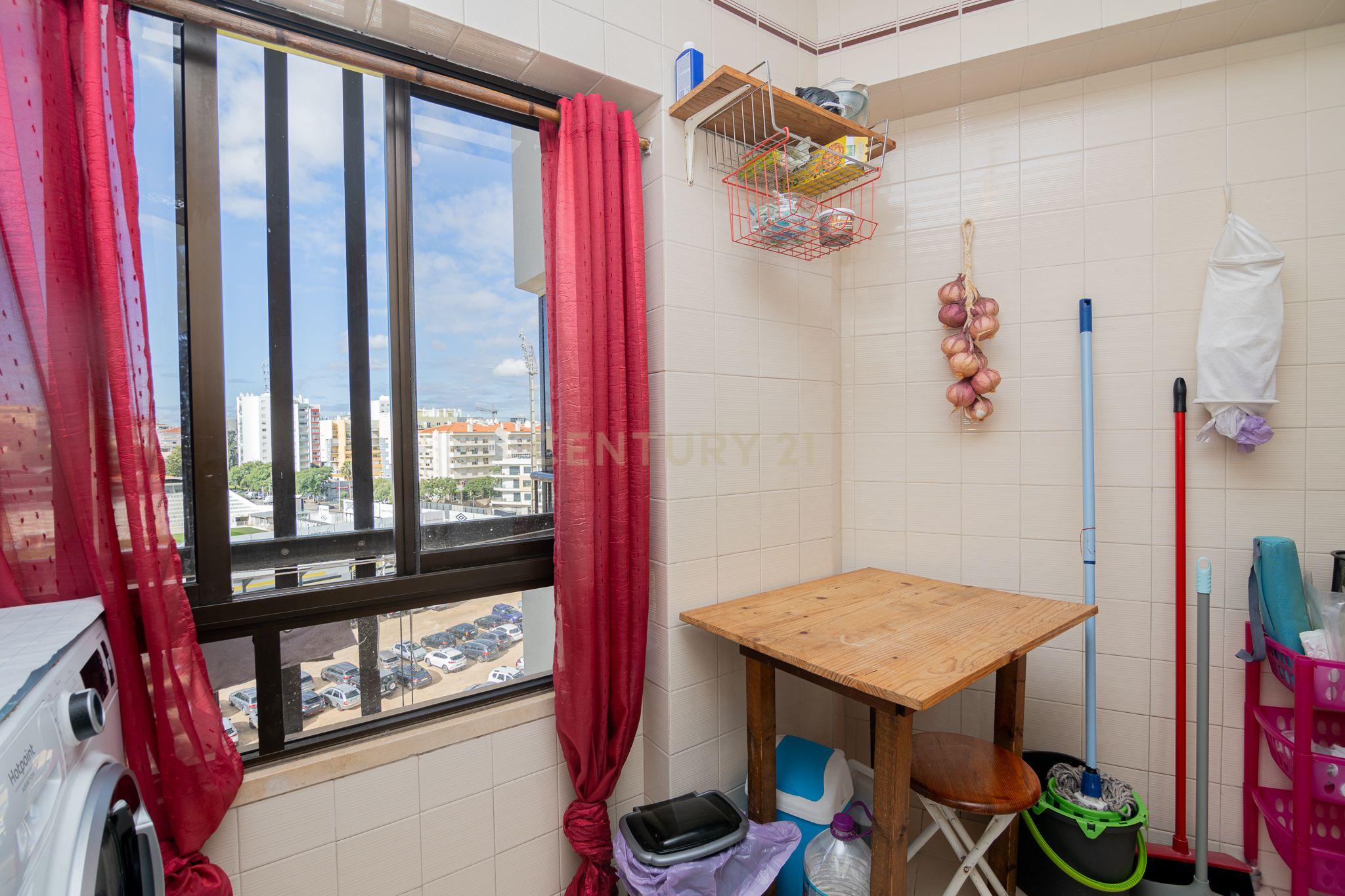 NÃO PERCA ESTA GRANDE OPORTUNIDADE! APARTAMENTO AMPLO, COM MARQUISE FECHADA MUITO BEM LOCALIZADO NO CENTRO DE PORTIMÃO PRÓXIMO DE TODAS AS COMODIDADES E SERVIÇOS E A POUCOS MINUTOS DAS PRAIAS! - Image 20