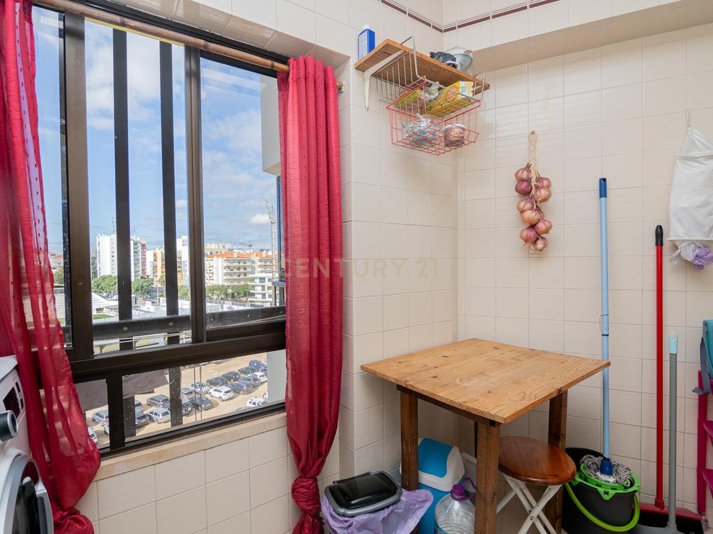 NÃO PERCA ESTA GRANDE OPORTUNIDADE! APARTAMENTO AMPLO, COM MARQUISE FECHADA MUITO BEM LOCALIZADO NO CENTRO DE PORTIMÃO PRÓXIMO DE TODAS AS COMODIDADES E SERVIÇOS E A POUCOS MINUTOS DAS PRAIAS! - Image 20