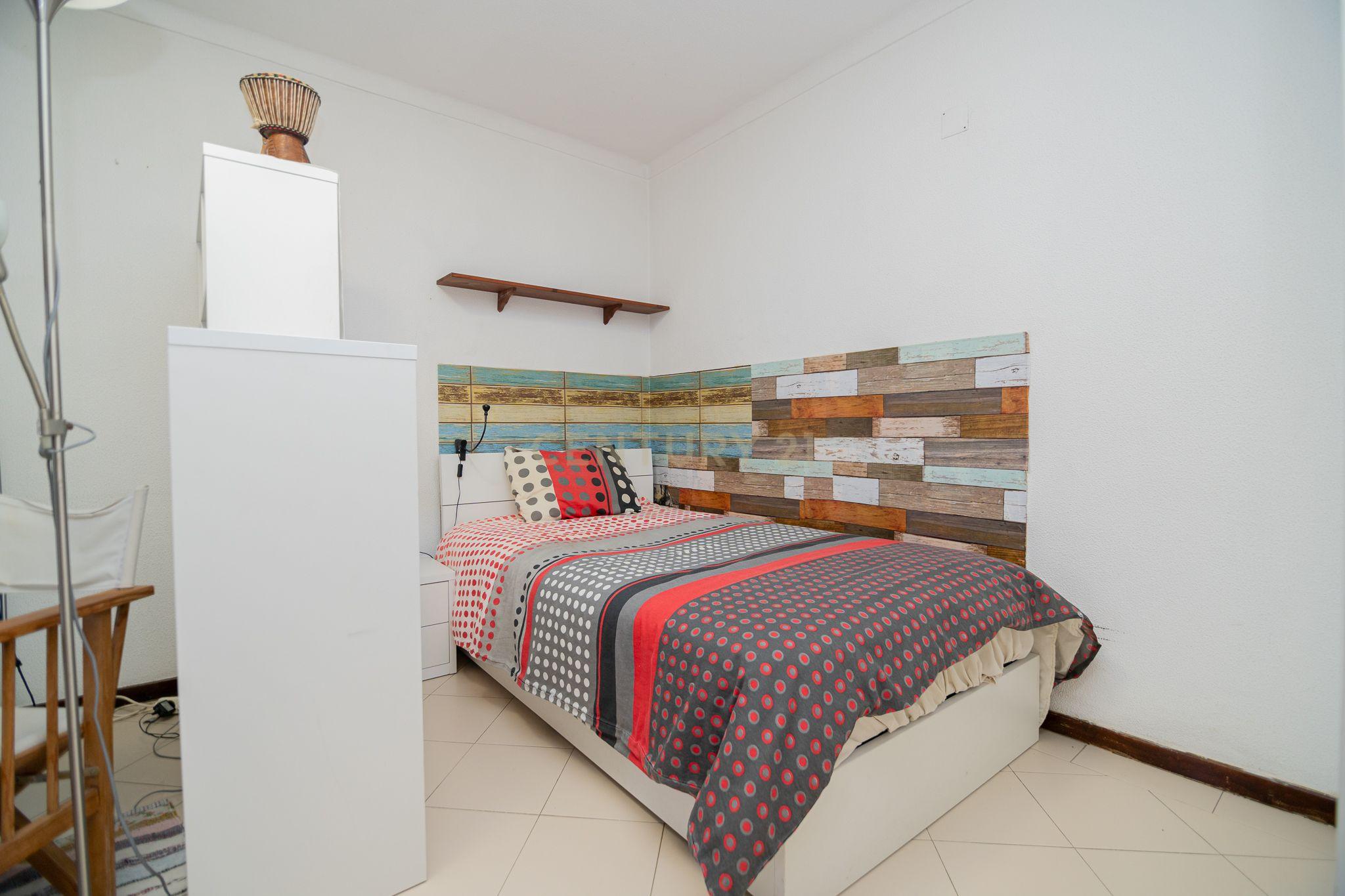 NÃO PERCA ESTA GRANDE OPORTUNIDADE! APARTAMENTO AMPLO, COM MARQUISE FECHADA MUITO BEM LOCALIZADO NO CENTRO DE PORTIMÃO PRÓXIMO DE TODAS AS COMODIDADES E SERVIÇOS E A POUCOS MINUTOS DAS PRAIAS! - Image 18