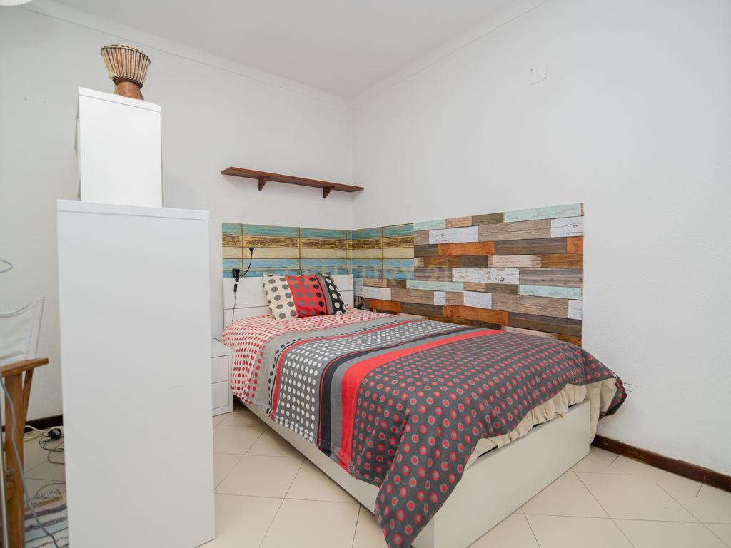 NÃO PERCA ESTA GRANDE OPORTUNIDADE! APARTAMENTO AMPLO, COM MARQUISE FECHADA MUITO BEM LOCALIZADO NO CENTRO DE PORTIMÃO PRÓXIMO DE TODAS AS COMODIDADES E SERVIÇOS E A POUCOS MINUTOS DAS PRAIAS! - Image 18