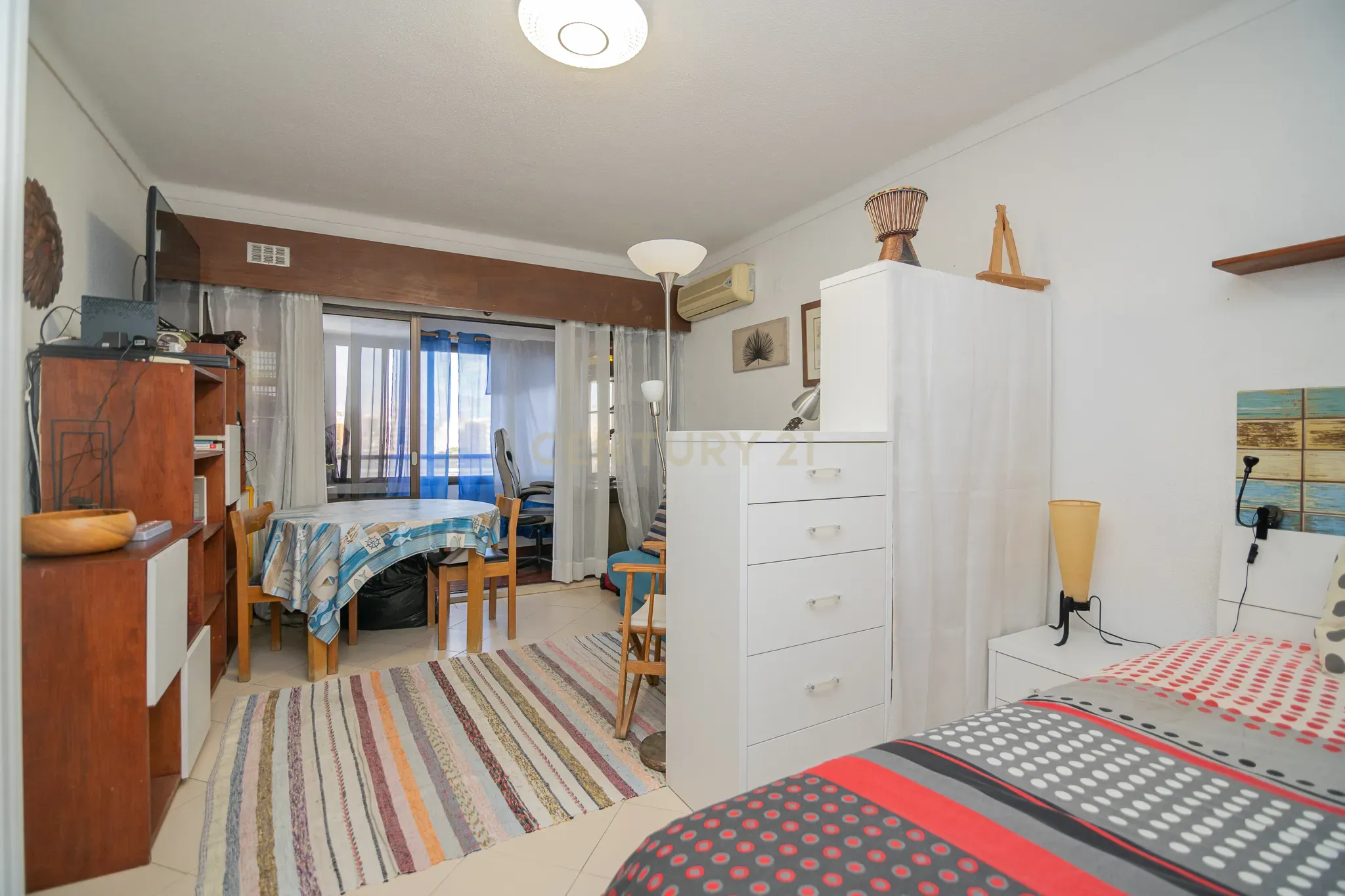 NÃO PERCA ESTA GRANDE OPORTUNIDADE! APARTAMENTO AMPLO, COM MARQUISE FECHADA MUITO BEM LOCALIZADO NO CENTRO DE PORTIMÃO PRÓXIMO DE TODAS AS COMODIDADES E SERVIÇOS E A POUCOS MINUTOS DAS PRAIAS! - Image 17
