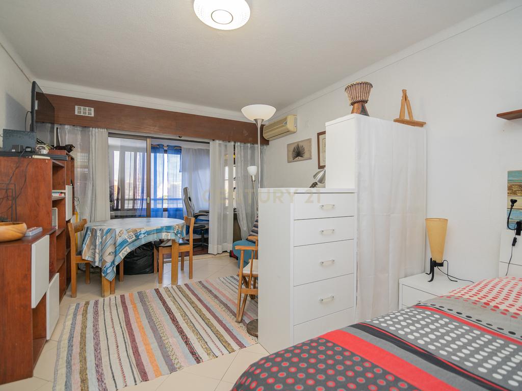 NÃO PERCA ESTA GRANDE OPORTUNIDADE! APARTAMENTO AMPLO, COM MARQUISE FECHADA MUITO BEM LOCALIZADO NO CENTRO DE PORTIMÃO PRÓXIMO DE TODAS AS COMODIDADES E SERVIÇOS E A POUCOS MINUTOS DAS PRAIAS! - Image 17