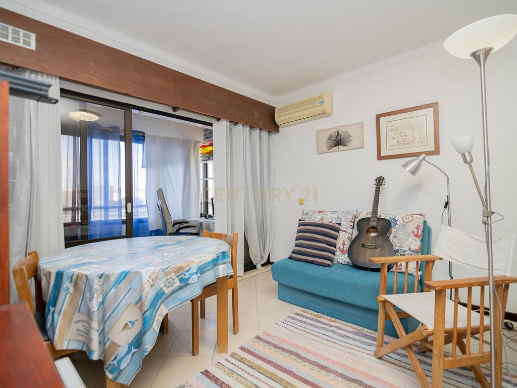 NÃO PERCA ESTA GRANDE OPORTUNIDADE! APARTAMENTO AMPLO, COM MARQUISE FECHADA MUITO BEM LOCALIZADO NO CENTRO DE PORTIMÃO PRÓXIMO DE TODAS AS COMODIDADES E SERVIÇOS E A POUCOS MINUTOS DAS PRAIAS! - Image 16