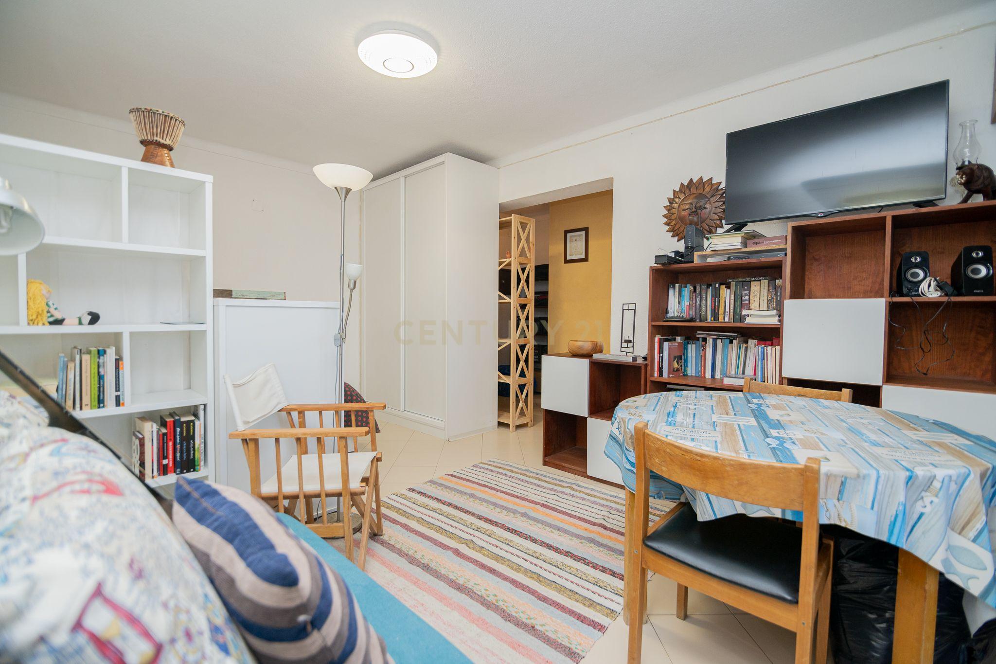 NÃO PERCA ESTA GRANDE OPORTUNIDADE! APARTAMENTO AMPLO, COM MARQUISE FECHADA MUITO BEM LOCALIZADO NO CENTRO DE PORTIMÃO PRÓXIMO DE TODAS AS COMODIDADES E SERVIÇOS E A POUCOS MINUTOS DAS PRAIAS! - Image 15