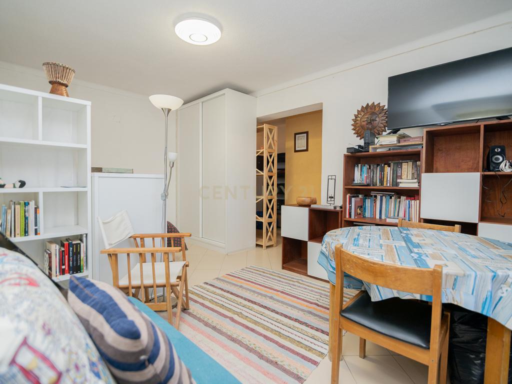 NÃO PERCA ESTA GRANDE OPORTUNIDADE! APARTAMENTO AMPLO, COM MARQUISE FECHADA MUITO BEM LOCALIZADO NO CENTRO DE PORTIMÃO PRÓXIMO DE TODAS AS COMODIDADES E SERVIÇOS E A POUCOS MINUTOS DAS PRAIAS! - Image 15
