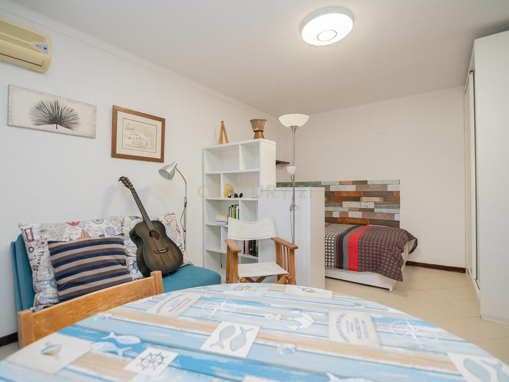 NÃO PERCA ESTA GRANDE OPORTUNIDADE! APARTAMENTO AMPLO, COM MARQUISE FECHADA MUITO BEM LOCALIZADO NO CENTRO DE PORTIMÃO PRÓXIMO DE TODAS AS COMODIDADES E SERVIÇOS E A POUCOS MINUTOS DAS PRAIAS! - Image 1