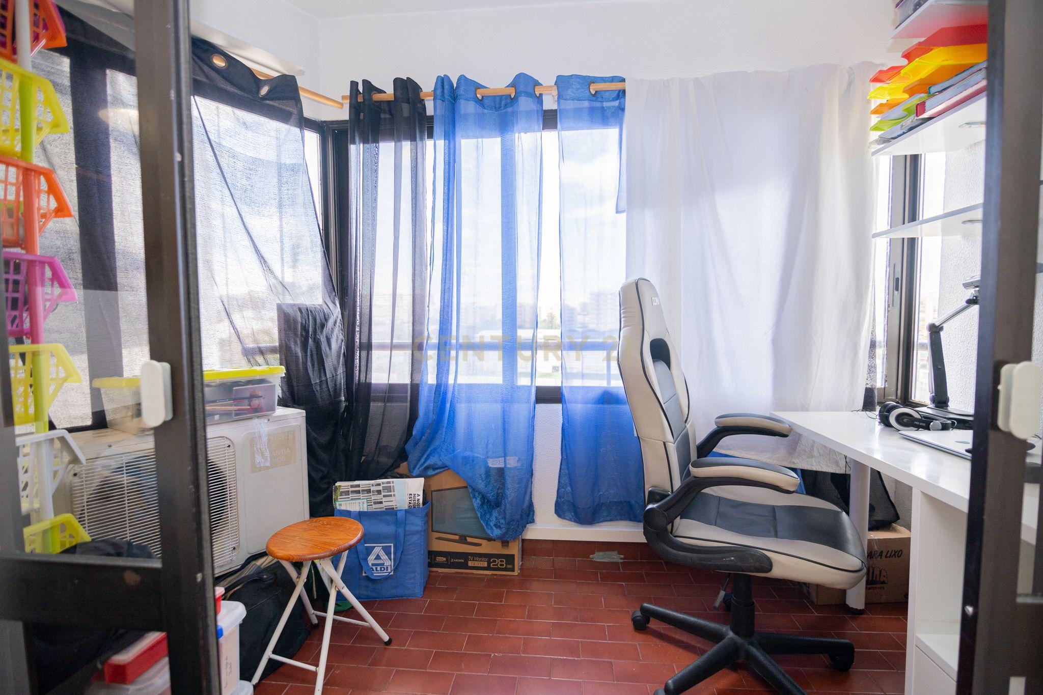 NÃO PERCA ESTA GRANDE OPORTUNIDADE! APARTAMENTO AMPLO, COM MARQUISE FECHADA MUITO BEM LOCALIZADO NO CENTRO DE PORTIMÃO PRÓXIMO DE TODAS AS COMODIDADES E SERVIÇOS E A POUCOS MINUTOS DAS PRAIAS! - Image 19