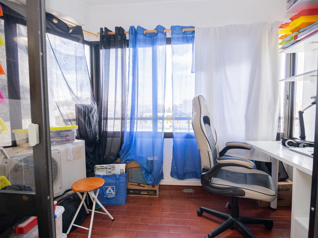 NÃO PERCA ESTA GRANDE OPORTUNIDADE! APARTAMENTO AMPLO, COM MARQUISE FECHADA MUITO BEM LOCALIZADO NO CENTRO DE PORTIMÃO PRÓXIMO DE TODAS AS COMODIDADES E SERVIÇOS E A POUCOS MINUTOS DAS PRAIAS! - Image 19