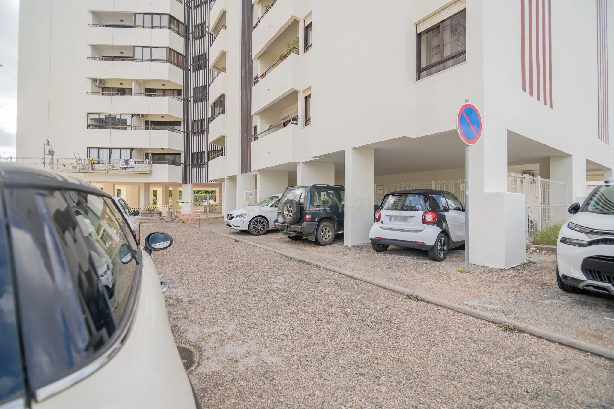 NÃO PERCA ESTA GRANDE OPORTUNIDADE! APARTAMENTO AMPLO, COM MARQUISE FECHADA MUITO BEM LOCALIZADO NO CENTRO DE PORTIMÃO PRÓXIMO DE TODAS AS COMODIDADES E SERVIÇOS E A POUCOS MINUTOS DAS PRAIAS! - Image 5
