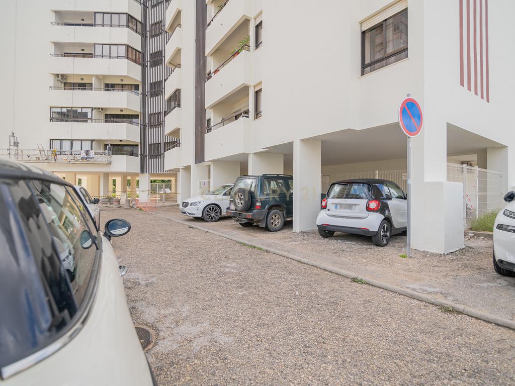 NÃO PERCA ESTA GRANDE OPORTUNIDADE! APARTAMENTO AMPLO, COM MARQUISE FECHADA MUITO BEM LOCALIZADO NO CENTRO DE PORTIMÃO PRÓXIMO DE TODAS AS COMODIDADES E SERVIÇOS E A POUCOS MINUTOS DAS PRAIAS! - Image 5