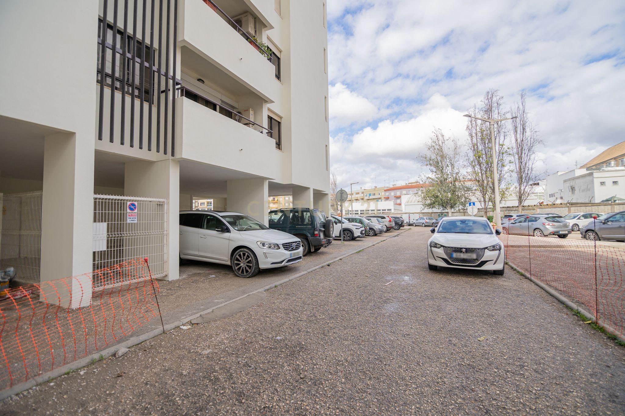 NÃO PERCA ESTA GRANDE OPORTUNIDADE! APARTAMENTO AMPLO, COM MARQUISE FECHADA MUITO BEM LOCALIZADO NO CENTRO DE PORTIMÃO PRÓXIMO DE TODAS AS COMODIDADES E SERVIÇOS E A POUCOS MINUTOS DAS PRAIAS! - Image 6