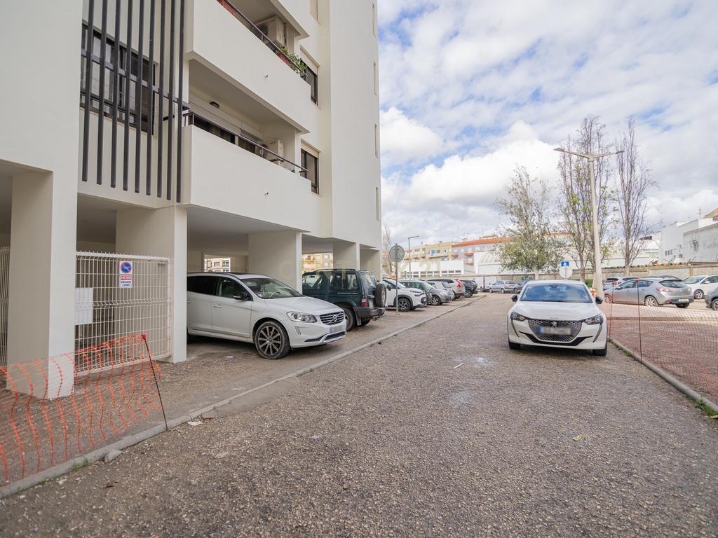 NÃO PERCA ESTA GRANDE OPORTUNIDADE! APARTAMENTO AMPLO, COM MARQUISE FECHADA MUITO BEM LOCALIZADO NO CENTRO DE PORTIMÃO PRÓXIMO DE TODAS AS COMODIDADES E SERVIÇOS E A POUCOS MINUTOS DAS PRAIAS! - Image 6