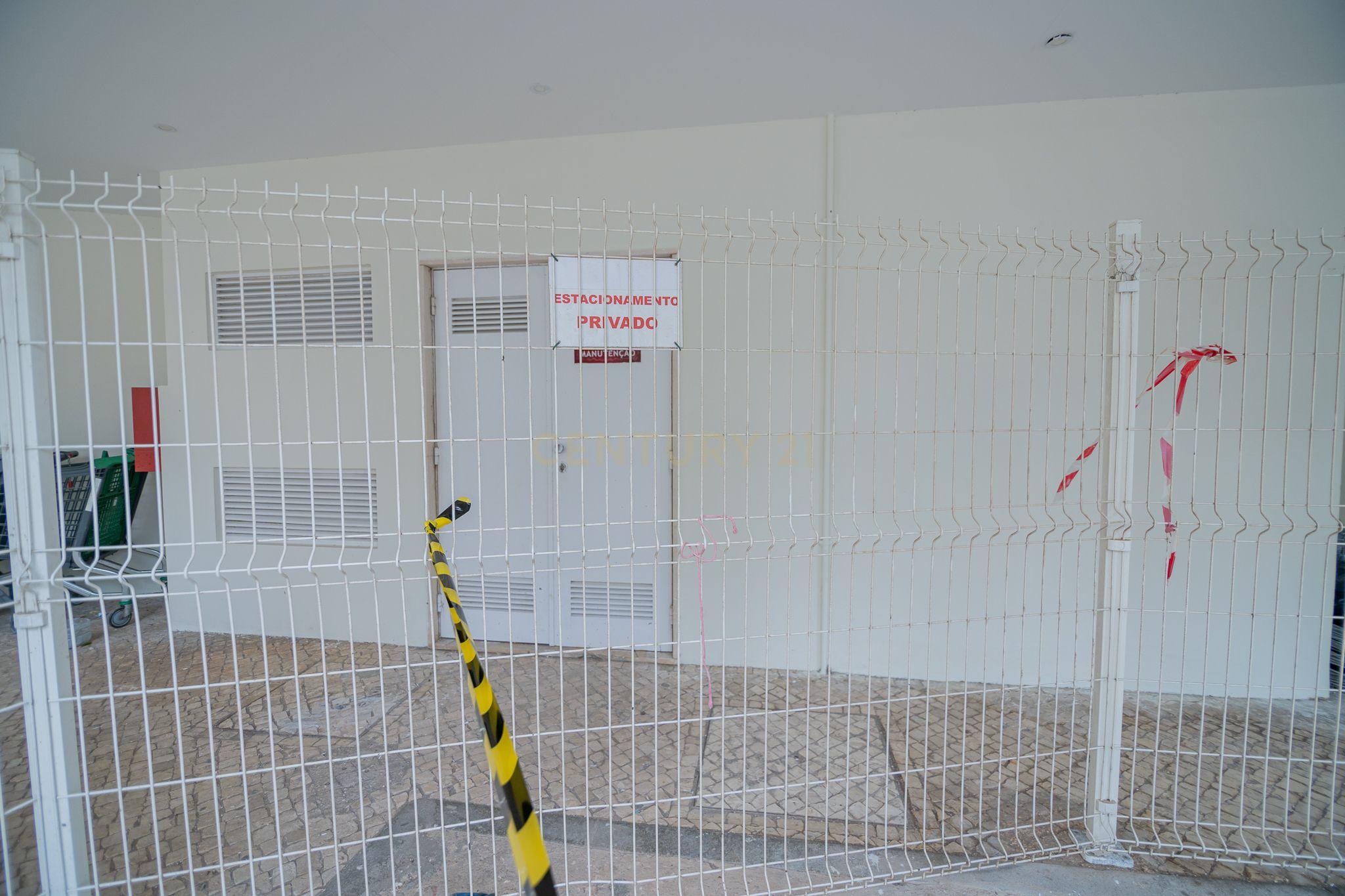NÃO PERCA ESTA GRANDE OPORTUNIDADE! APARTAMENTO AMPLO, COM MARQUISE FECHADA MUITO BEM LOCALIZADO NO CENTRO DE PORTIMÃO PRÓXIMO DE TODAS AS COMODIDADES E SERVIÇOS E A POUCOS MINUTOS DAS PRAIAS! - Image 7