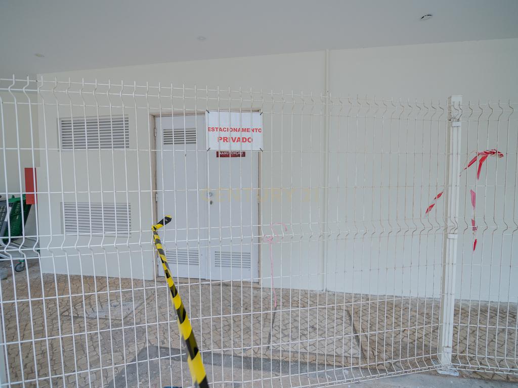 NÃO PERCA ESTA GRANDE OPORTUNIDADE! APARTAMENTO AMPLO, COM MARQUISE FECHADA MUITO BEM LOCALIZADO NO CENTRO DE PORTIMÃO PRÓXIMO DE TODAS AS COMODIDADES E SERVIÇOS E A POUCOS MINUTOS DAS PRAIAS! - Image 7