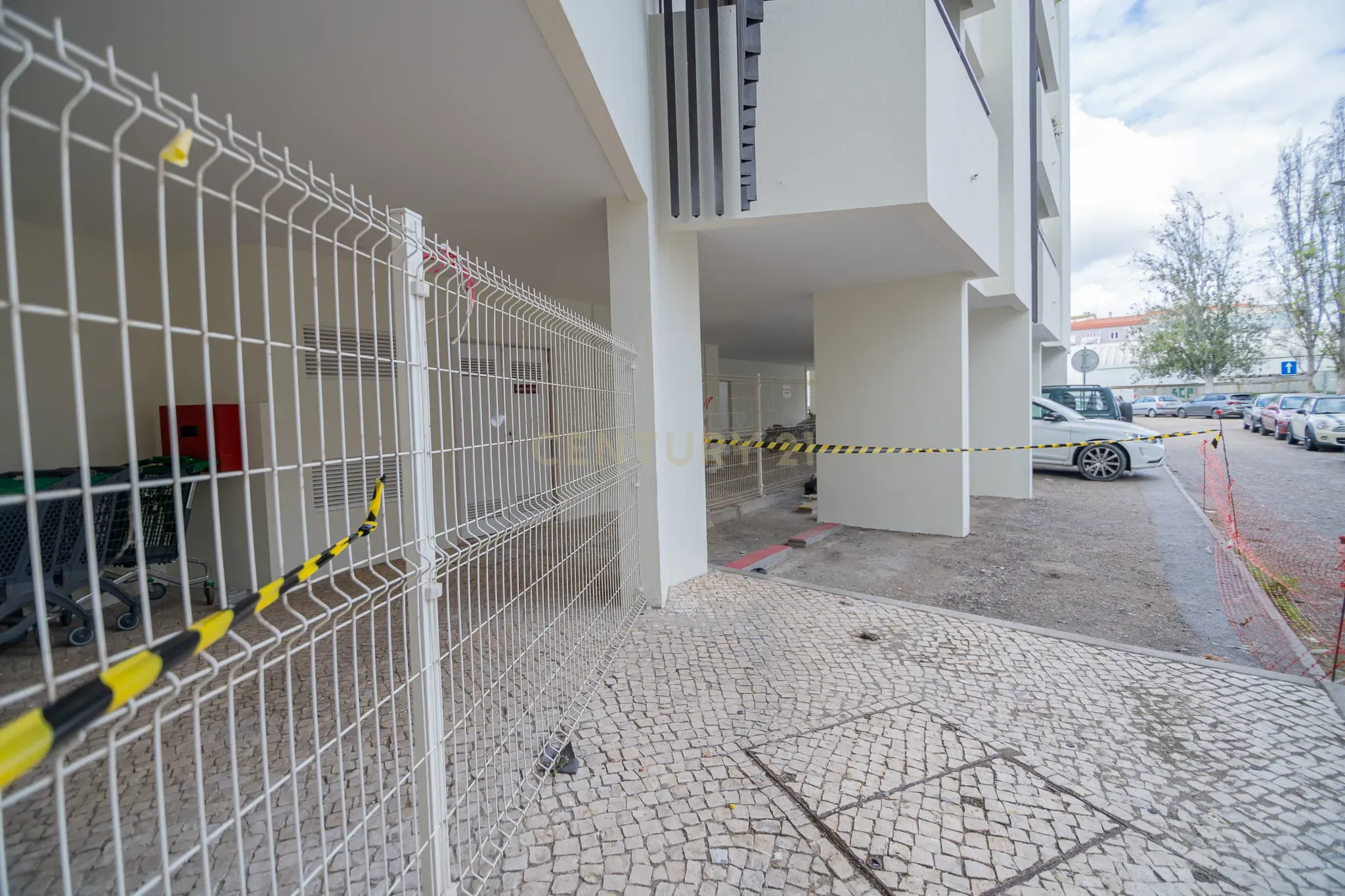NÃO PERCA ESTA GRANDE OPORTUNIDADE! APARTAMENTO AMPLO, COM MARQUISE FECHADA MUITO BEM LOCALIZADO NO CENTRO DE PORTIMÃO PRÓXIMO DE TODAS AS COMODIDADES E SERVIÇOS E A POUCOS MINUTOS DAS PRAIAS! - Image 8