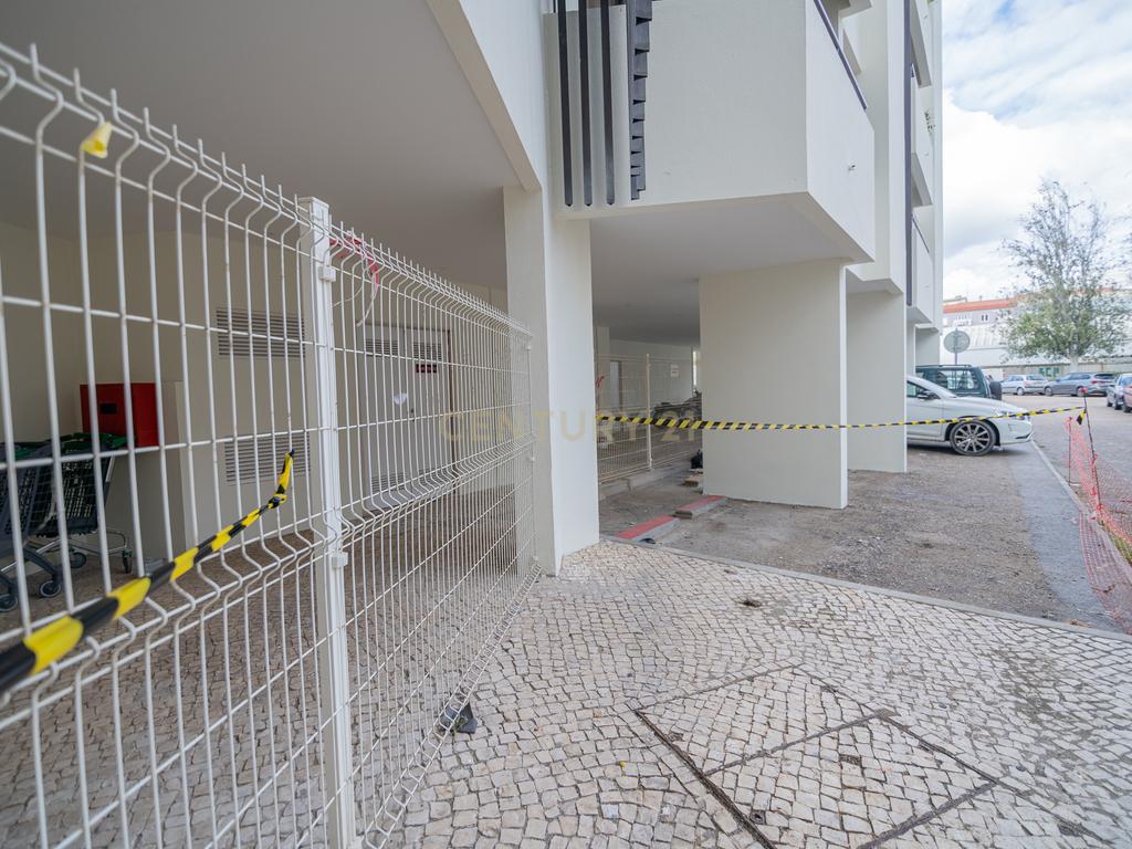 NÃO PERCA ESTA GRANDE OPORTUNIDADE! APARTAMENTO AMPLO, COM MARQUISE FECHADA MUITO BEM LOCALIZADO NO CENTRO DE PORTIMÃO PRÓXIMO DE TODAS AS COMODIDADES E SERVIÇOS E A POUCOS MINUTOS DAS PRAIAS! - Image 8