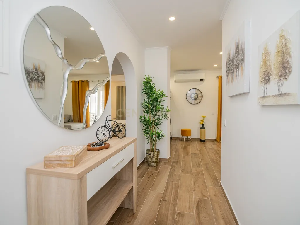 NÃO PERCA ESTA GRANDE OPORTUNIDADE! APARTAMENTO ESTILO VILA T2 ESPAÇOSO E COMPLETAMENTE NOVO COM JARDIM, LUGAR DE ESTACIONAMENTO PRIVADO, ARRECADAÇÃO E TERRAÇO PRIVATIVO AMPLO COM CHURRASQUEIRA MUITO BEM LOCALIZADO PRÓXIMO DE TODAS AS COMODIDADES E SERVIÇ - Image 8