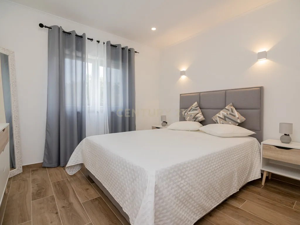 NÃO PERCA ESTA GRANDE OPORTUNIDADE! APARTAMENTO ESTILO VILA T2 ESPAÇOSO E COMPLETAMENTE NOVO COM JARDIM, LUGAR DE ESTACIONAMENTO PRIVADO, ARRECADAÇÃO E TERRAÇO PRIVATIVO AMPLO COM CHURRASQUEIRA MUITO BEM LOCALIZADO PRÓXIMO DE TODAS AS COMODIDADES E SERVIÇ - Image 26