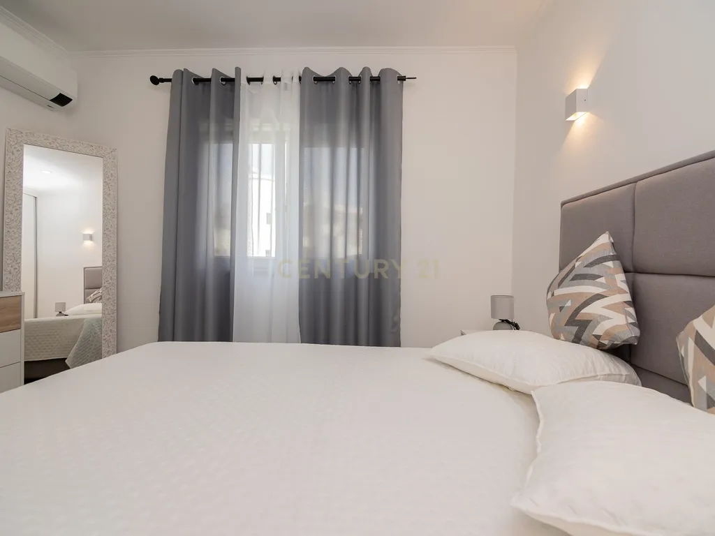 NÃO PERCA ESTA GRANDE OPORTUNIDADE! APARTAMENTO ESTILO VILA T2 ESPAÇOSO E COMPLETAMENTE NOVO COM JARDIM, LUGAR DE ESTACIONAMENTO PRIVADO, ARRECADAÇÃO E TERRAÇO PRIVATIVO AMPLO COM CHURRASQUEIRA MUITO BEM LOCALIZADO PRÓXIMO DE TODAS AS COMODIDADES E SERVIÇ - Image 28
