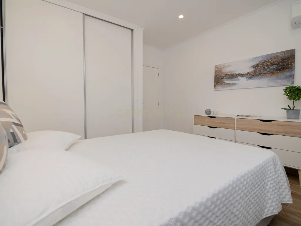 NÃO PERCA ESTA GRANDE OPORTUNIDADE! APARTAMENTO ESTILO VILA T2 ESPAÇOSO E COMPLETAMENTE NOVO COM JARDIM, LUGAR DE ESTACIONAMENTO PRIVADO, ARRECADAÇÃO E TERRAÇO PRIVATIVO AMPLO COM CHURRASQUEIRA MUITO BEM LOCALIZADO PRÓXIMO DE TODAS AS COMODIDADES E SERVIÇ - Image 23