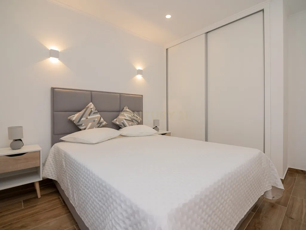 NÃO PERCA ESTA GRANDE OPORTUNIDADE! APARTAMENTO ESTILO VILA T2 ESPAÇOSO E COMPLETAMENTE NOVO COM JARDIM, LUGAR DE ESTACIONAMENTO PRIVADO, ARRECADAÇÃO E TERRAÇO PRIVATIVO AMPLO COM CHURRASQUEIRA MUITO BEM LOCALIZADO PRÓXIMO DE TODAS AS COMODIDADES E SERVIÇ - Image 21