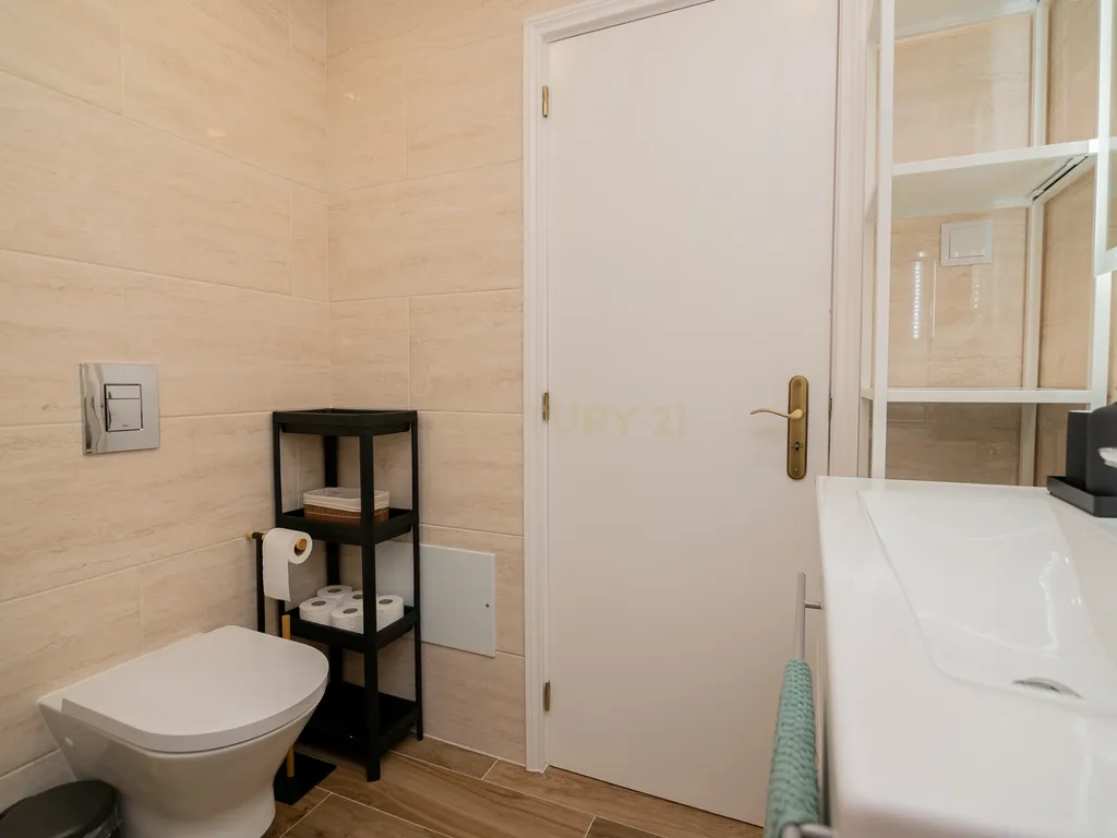 NÃO PERCA ESTA GRANDE OPORTUNIDADE! APARTAMENTO ESTILO VILA T2 ESPAÇOSO E COMPLETAMENTE NOVO COM JARDIM, LUGAR DE ESTACIONAMENTO PRIVADO, ARRECADAÇÃO E TERRAÇO PRIVATIVO AMPLO COM CHURRASQUEIRA MUITO BEM LOCALIZADO PRÓXIMO DE TODAS AS COMODIDADES E SERVIÇ - Image 30