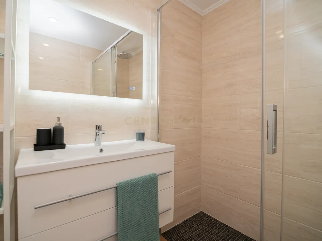 NÃO PERCA ESTA GRANDE OPORTUNIDADE! APARTAMENTO ESTILO VILA T2 ESPAÇOSO E COMPLETAMENTE NOVO COM JARDIM, LUGAR DE ESTACIONAMENTO PRIVADO, ARRECADAÇÃO E TERRAÇO PRIVATIVO AMPLO COM CHURRASQUEIRA MUITO BEM LOCALIZADO PRÓXIMO DE TODAS AS COMODIDADES E SERVIÇ - Image 31