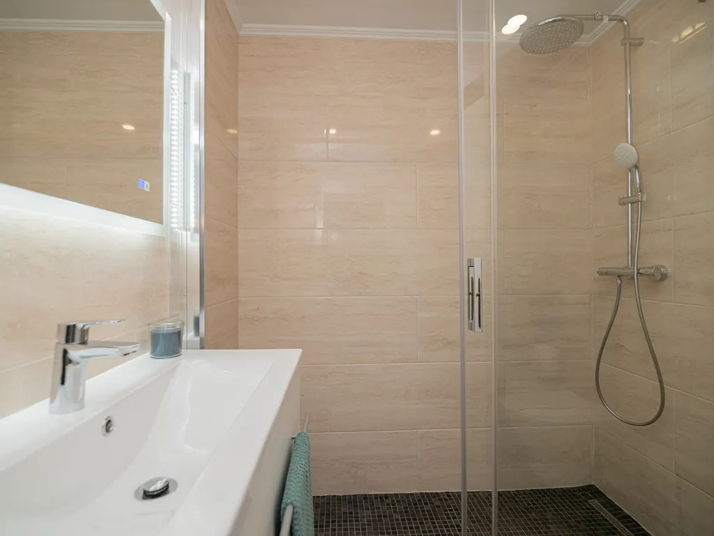 NÃO PERCA ESTA GRANDE OPORTUNIDADE! APARTAMENTO ESTILO VILA T2 ESPAÇOSO E COMPLETAMENTE NOVO COM JARDIM, LUGAR DE ESTACIONAMENTO PRIVADO, ARRECADAÇÃO E TERRAÇO PRIVATIVO AMPLO COM CHURRASQUEIRA MUITO BEM LOCALIZADO PRÓXIMO DE TODAS AS COMODIDADES E SERVIÇ - Image 32
