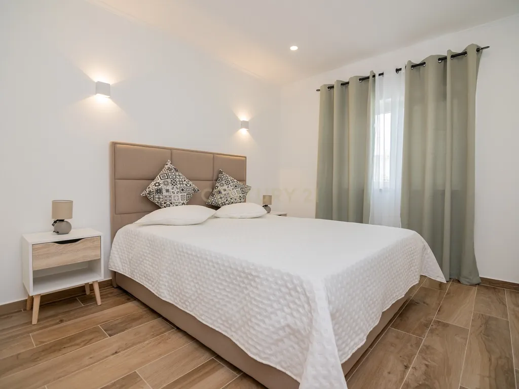 NÃO PERCA ESTA GRANDE OPORTUNIDADE! APARTAMENTO ESTILO VILA T2 ESPAÇOSO E COMPLETAMENTE NOVO COM JARDIM, LUGAR DE ESTACIONAMENTO PRIVADO, ARRECADAÇÃO E TERRAÇO PRIVATIVO AMPLO COM CHURRASQUEIRA MUITO BEM LOCALIZADO PRÓXIMO DE TODAS AS COMODIDADES E SERVIÇ - Image 22