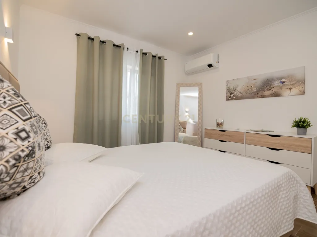 NÃO PERCA ESTA GRANDE OPORTUNIDADE! APARTAMENTO ESTILO VILA T2 ESPAÇOSO E COMPLETAMENTE NOVO COM JARDIM, LUGAR DE ESTACIONAMENTO PRIVADO, ARRECADAÇÃO E TERRAÇO PRIVATIVO AMPLO COM CHURRASQUEIRA MUITO BEM LOCALIZADO PRÓXIMO DE TODAS AS COMODIDADES E SERVIÇ - Image 25