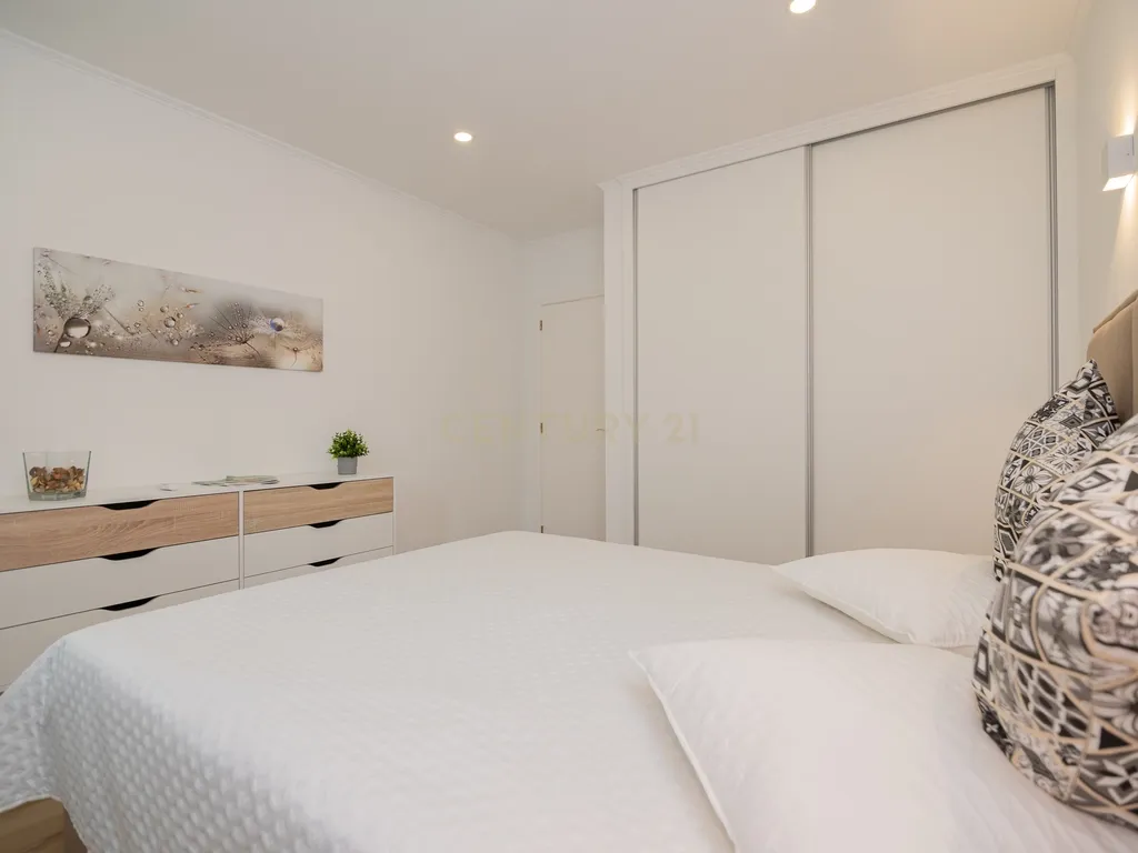 NÃO PERCA ESTA GRANDE OPORTUNIDADE! APARTAMENTO ESTILO VILA T2 ESPAÇOSO E COMPLETAMENTE NOVO COM JARDIM, LUGAR DE ESTACIONAMENTO PRIVADO, ARRECADAÇÃO E TERRAÇO PRIVATIVO AMPLO COM CHURRASQUEIRA MUITO BEM LOCALIZADO PRÓXIMO DE TODAS AS COMODIDADES E SERVIÇ - Image 24