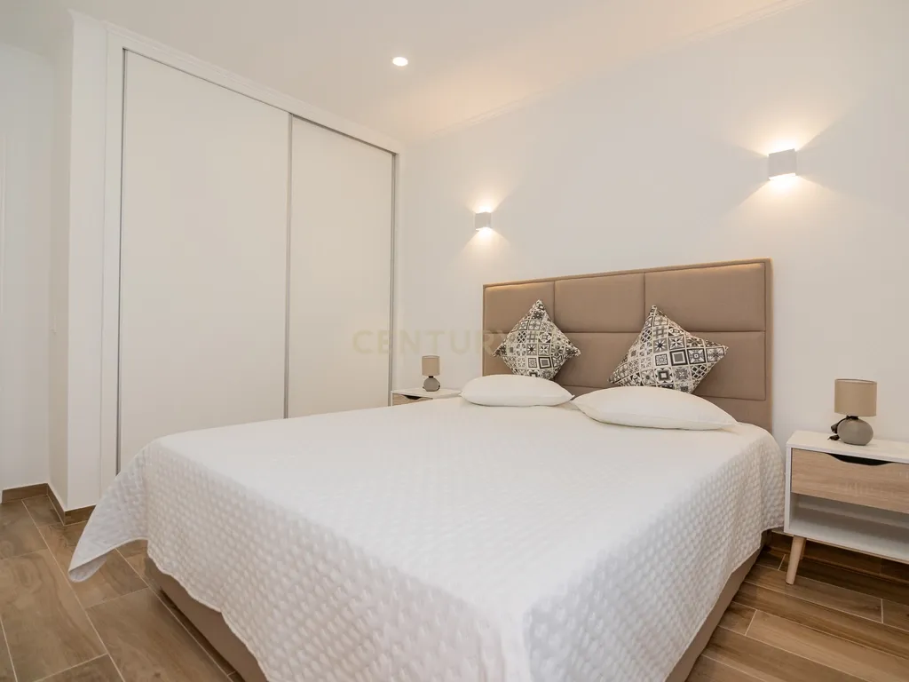 NÃO PERCA ESTA GRANDE OPORTUNIDADE! APARTAMENTO ESTILO VILA T2 ESPAÇOSO E COMPLETAMENTE NOVO COM JARDIM, LUGAR DE ESTACIONAMENTO PRIVADO, ARRECADAÇÃO E TERRAÇO PRIVATIVO AMPLO COM CHURRASQUEIRA MUITO BEM LOCALIZADO PRÓXIMO DE TODAS AS COMODIDADES E SERVIÇ - Image 27